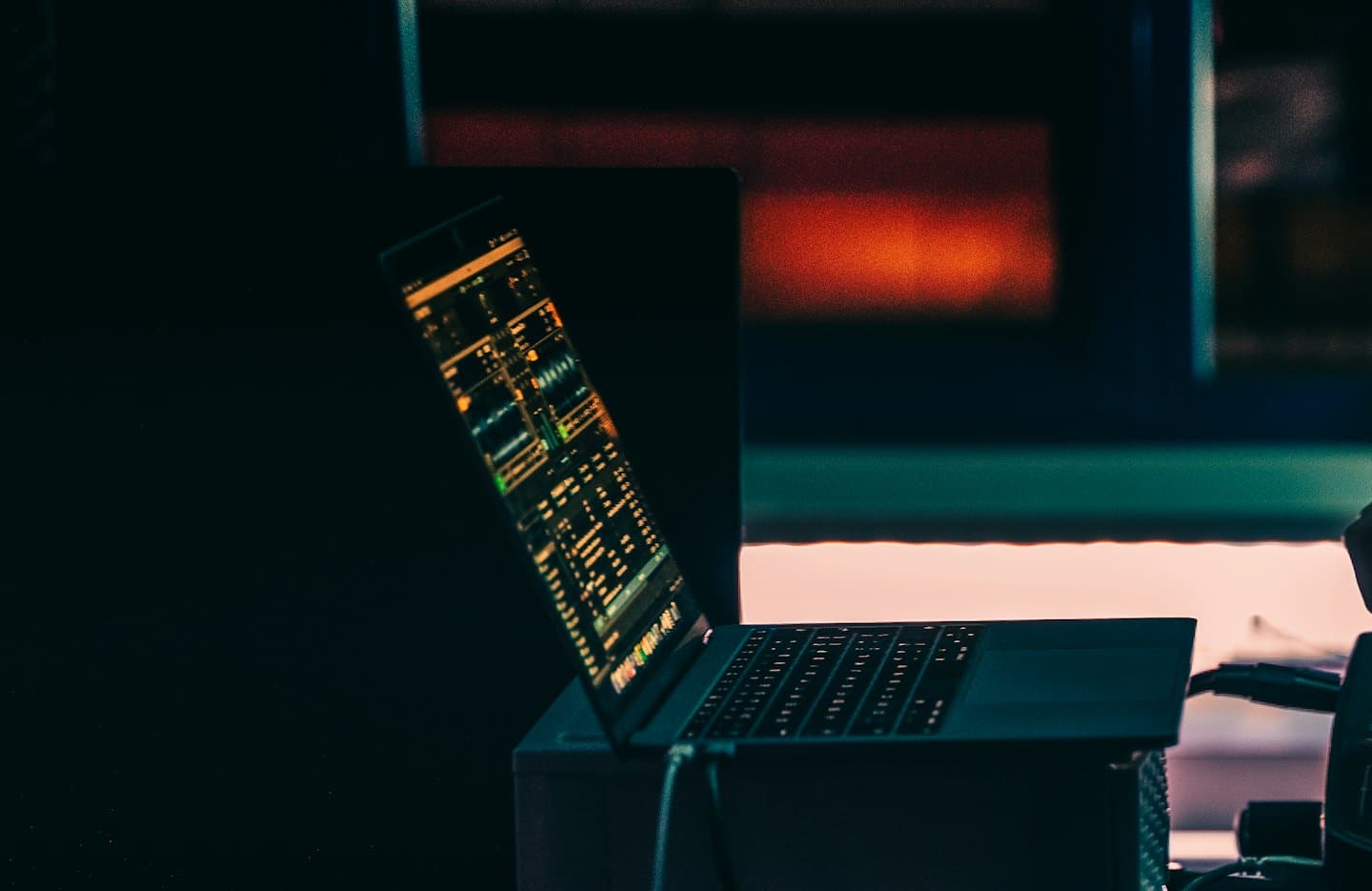 Uno schermo di laptop mostra visualizzazioni di dati complesse e interfacce software.